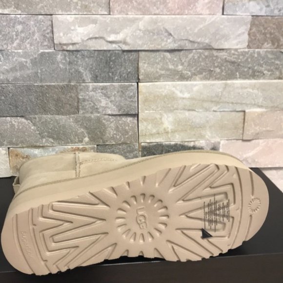 UGG Women's Classic Mini Platform Boot - Picture 8 of 8